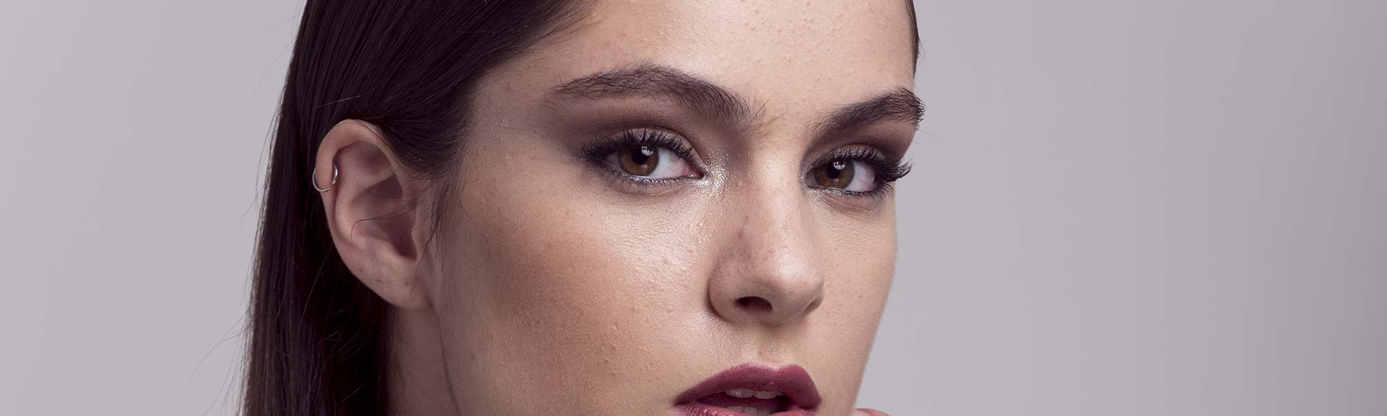 Aprende a maquillar los ojos pequeños para maximizar su efecto con estos consejos y los productos de L’Oréal Paris. 