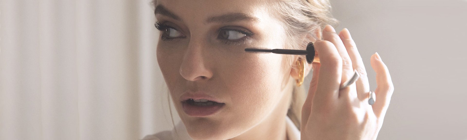 ¿Necesitas una máscara de pestañas hipoalergénica? Pues haz como Camille Razat y confía en Volume Million Lashes Balm Noir de L’Oréal Paris. ¡Volumen, definición y cuidado!