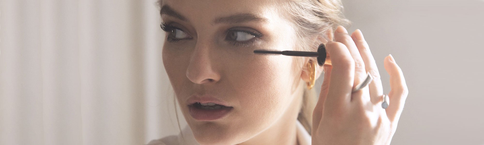 ¿Necesitas una máscara de pestañas hipoalergénica? Pues haz como Camille Razat y confía en Volume Million Lashes Balm Noir de L’Oréal Paris. ¡Volumen, definición y cuidado!