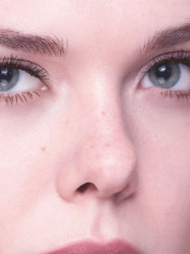Con una máscara de pestañas marrón de la talla de Lash Paradise Moonlight de L’Oréal Paris conseguirás una mirada supernatural pero cargada de volumen. ¡Pásate al marrón como Elle Fanning!