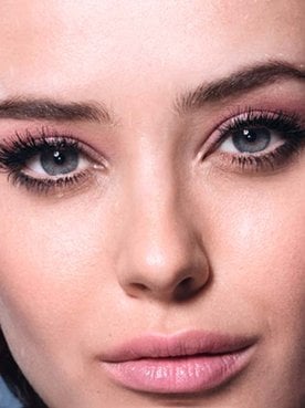 Pásate a las máscaras de pestañas waterproof como Katherine Langford y hazlo de la mano de Air Volume Waterproof de L’Oréal Paris. ¡Resistencia y volumen extremos!