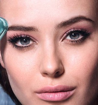 Pásate a las máscaras de pestañas waterproof como Katherine Langford y hazlo de la mano de Air Volume Waterproof de L’Oréal Paris. ¡Resistencia y volumen extremos!