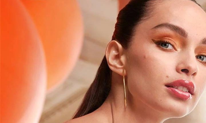 Cómo hacer unos labios con volumen pouty lips paso a paso con un pintalabios y un gloss| L'Oréal Paris