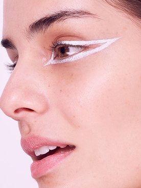 Hazte un reverse cat eye de libro con los eyeliners Perfect Slim de L’Oréal Paris. En negro o a color, ¡tú eliges!