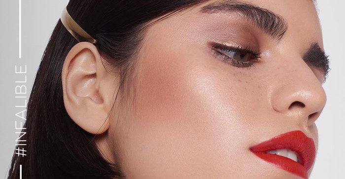  Cómo usar los polvos para sellar maquillaje