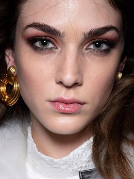 La paleta Eye Go Wild de L’Oréal Paris incluye 16 sombras de ojos fáciles de aplicar en tonos cálidos.
