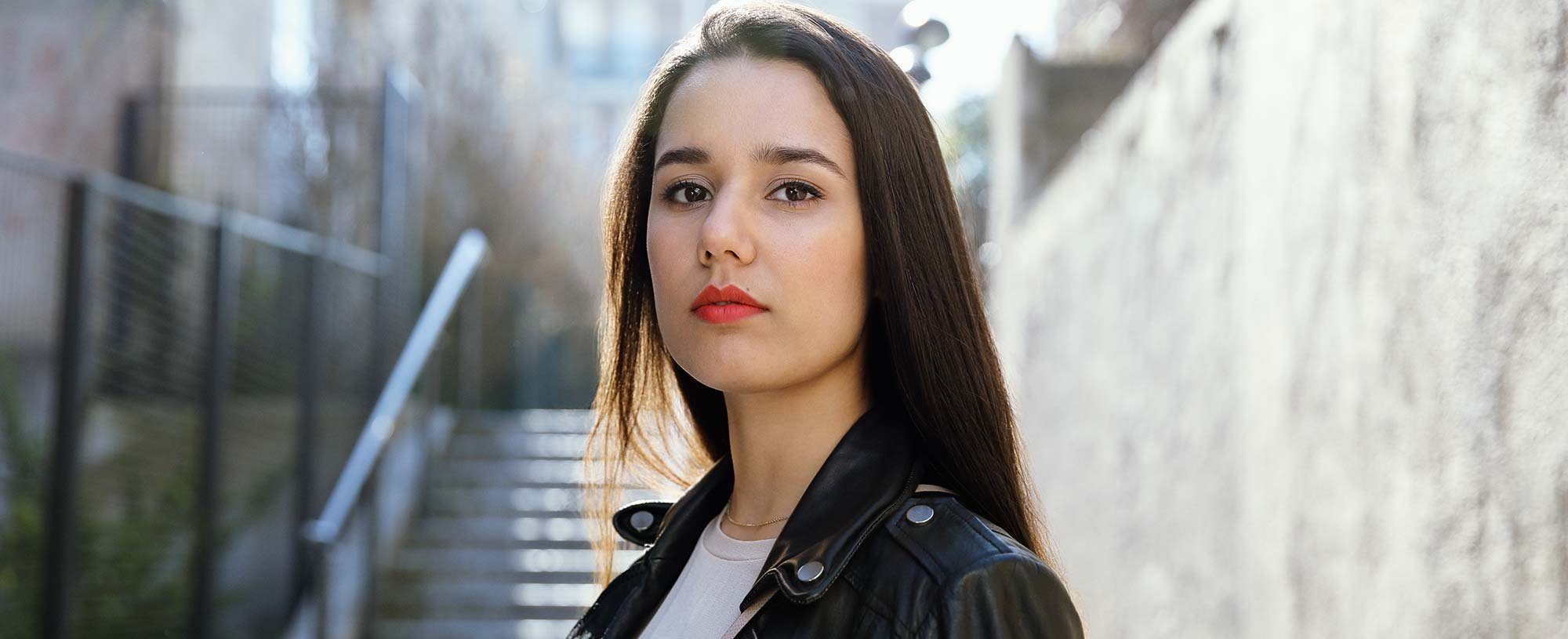 L’Oréal Paris muestra su rechazo al acoso callejero con la iniciativa Stand Up. Un programa de formación a nivel global que tiene como objetivo poner fin a este problema social.