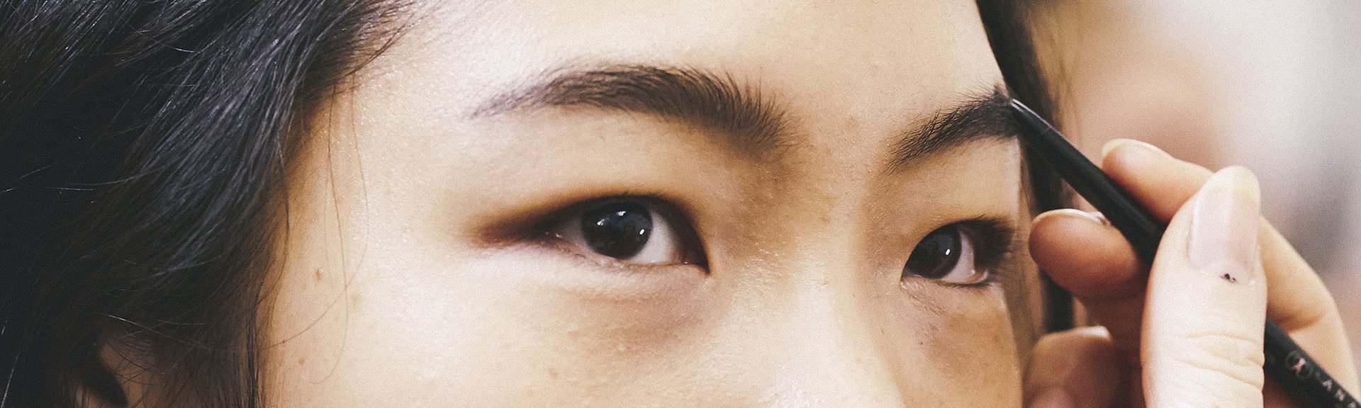 Si vas a diseñar tu tipo de ceja según tu rostro, hazlo con productos de larga duración: el gel Unbelieva Brow o el Micro Tattoo Eyeliner de L’Oréal Paris.