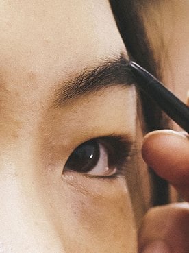 Si vas a diseñar tu tipo de ceja según tu rostro, hazlo con productos de larga duración: el gel Unbelieva Brow o el Micro Tattoo Eyeliner de L’Oréal Paris.