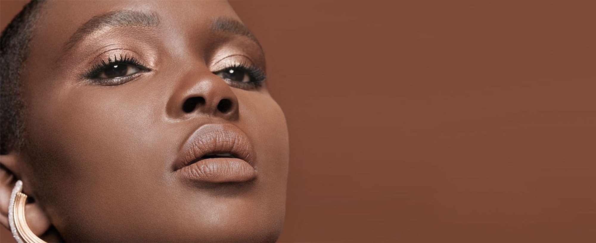 Los labios color nude son una de las tendencias de maquillaje del momento. Hazla realidad con las distintas gamas de labiales de L’Oréal Paris.