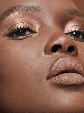 Los labios color nude son una de las tendencias de maquillaje del momento. Hazla realidad con las distintas gamas de labiales de L’Oréal Paris.