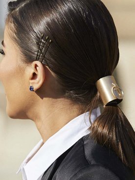Perfecciona tus peinados con accesorios utilizando los productos de fijación de L’Oréal Paris que dar brillo o controlar el acabado.
