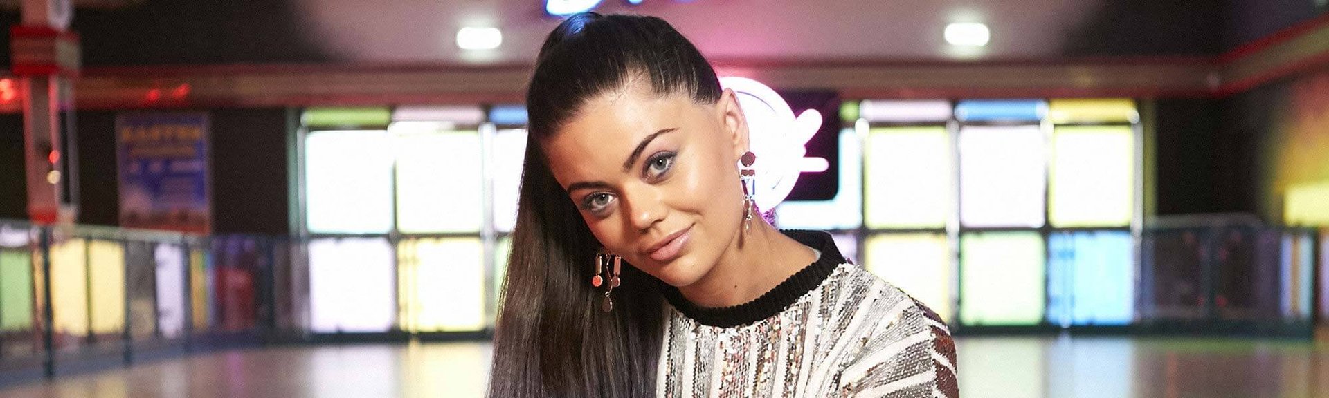 Para que tus coletas para fiestas aguanten tanto como tus ganas de pasártelo bien, fíjalas con los productos de styling de L’Oréal Paris.  