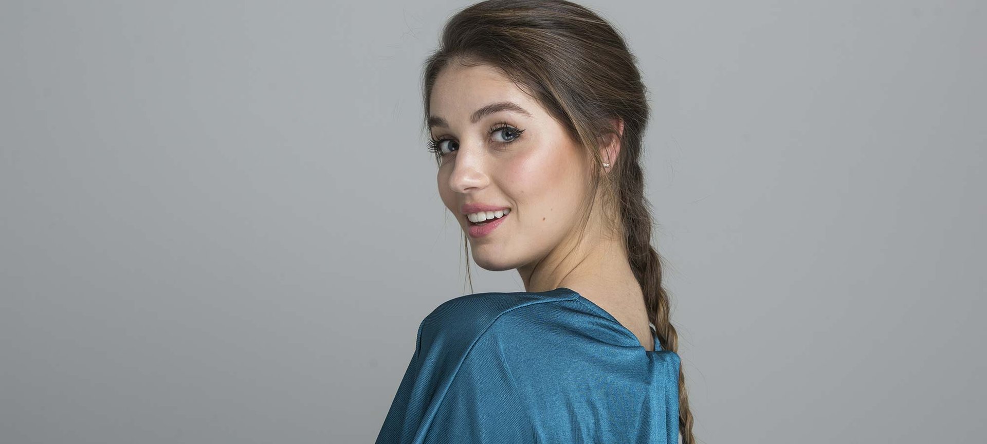 Cómo hacerte una trenza de raíz no es tan difícil, y menos si cuentas con los productos de fijación de L’Oréal Paris y con nuestros pasos.