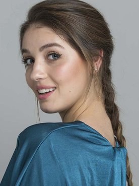 Cómo hacerte una trenza de raíz no es tan difícil, y menos si cuentas con los productos de fijación de L’Oréal Paris y con nuestros pasos.