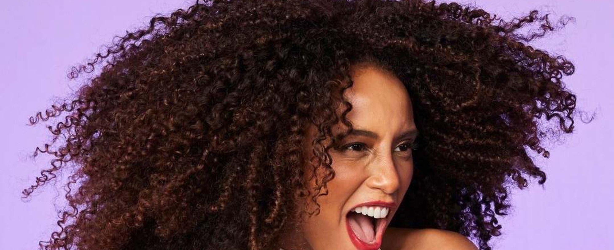 Cómo cortar el pelo rizado en seco |L’Oréal Paris