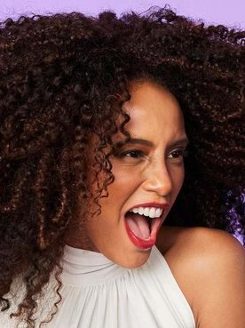 Cómo cortar el pelo rizado en seco |L’Oréal Paris