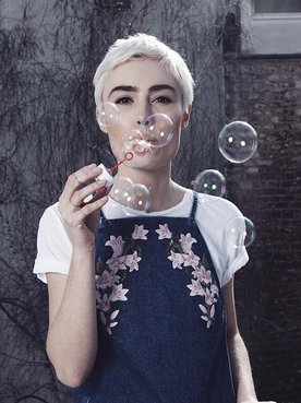 Perfecciona tu corte de pelo pixie con los productos de fijación y cuidado del cabello de L’Oréal Paris.