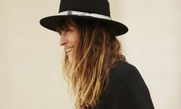 Unas gotas del Sérum Stop Frizz de Elvive Dream Long de L’Oréal Paris y evitarás que tu corte de pelo para mujeres maduras se encrespe.