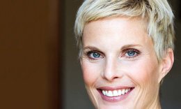 Añade textura y brillo a tu corte de pelo para mujeres maduras con la Laca Elnett de L’Oréal Paris