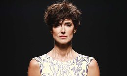 El choppy pixie es uno de los cortes de pelo para mujeres maduras más versátiles y, con unas gotas del Elvive Aceite Extraordinario Universal de L’Oréal Paris, se verá brillante.