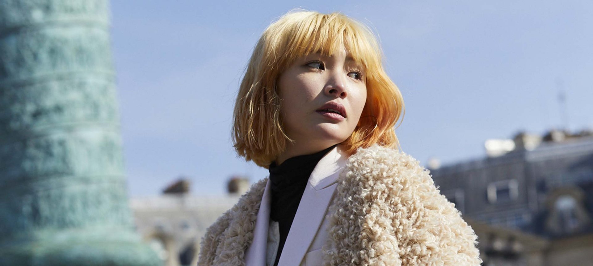 Los productos de fijación de L’Oréal Paris serán tus aliados para darle forma y control a tu flequillo de moda. 