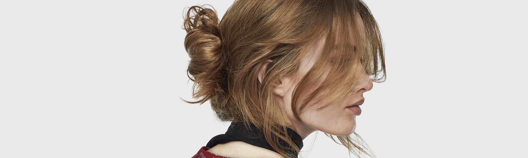 Aprende a hacerte el moño despeinado y dale fijación y brillo con los productos de L’Oréal Paris.