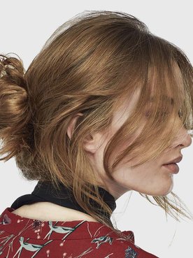Aprende a hacerte el moño despeinado y dale fijación y brillo con los productos de L’Oréal Paris.