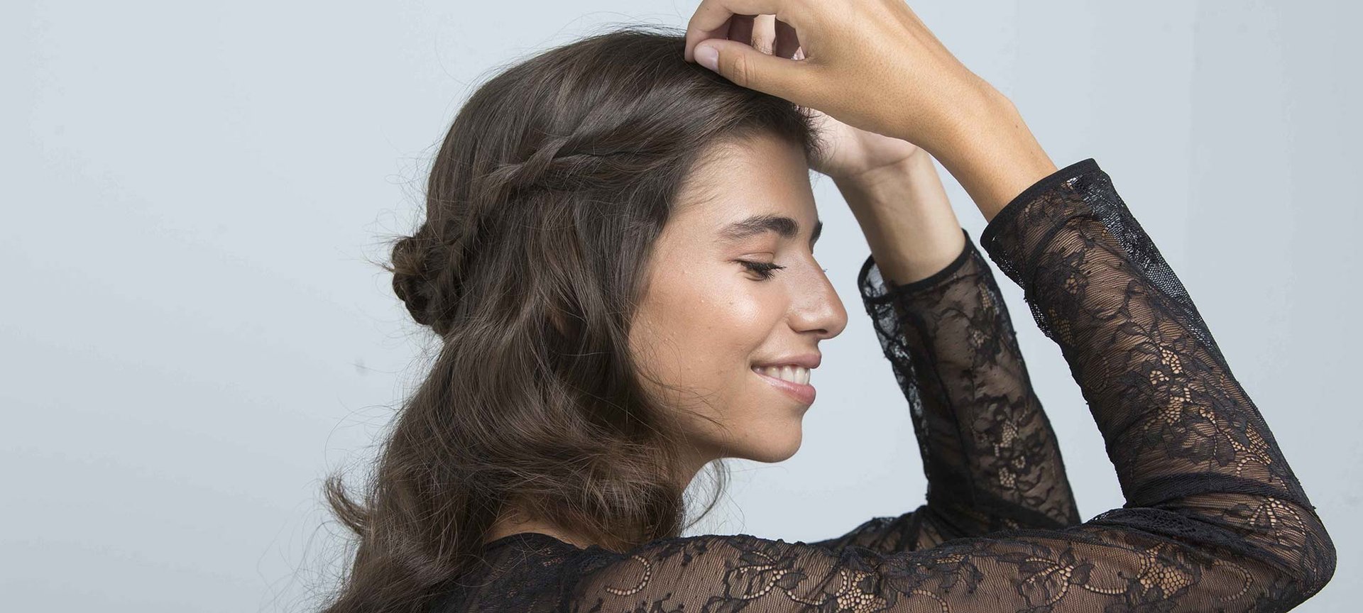 Dale a tus moños con trenzas el toque maestro de la mano de los productos de fijación de L’Oréal Paris. 