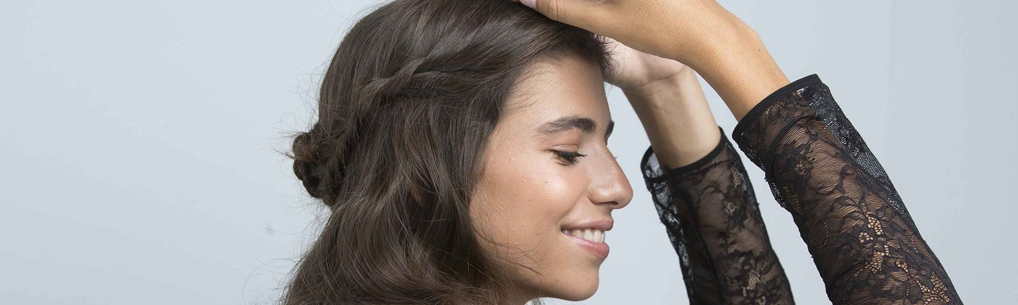 Dale a tus moños con trenzas el toque maestro de la mano de los productos de fijación de L’Oréal Paris.