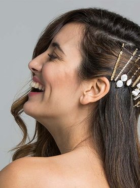 Consigue unos peinados para bodas espectaculares con la ayuda de los productos de fijación de L’Oréal Paris. ¡No dejes que la Laca Elnett se escape de tu lado!