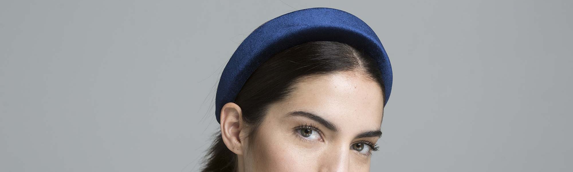 Descubre lo sencillo que puede ser cambiar de look con estos peinados con diadema y la fijación de los productos de L’Oréal Paris.