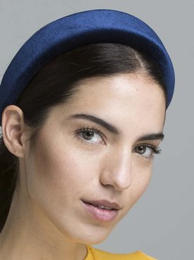 Descubre lo sencillo que puede ser cambiar de look con estos peinados con diadema y la fijación de los productos de L’Oréal Paris.