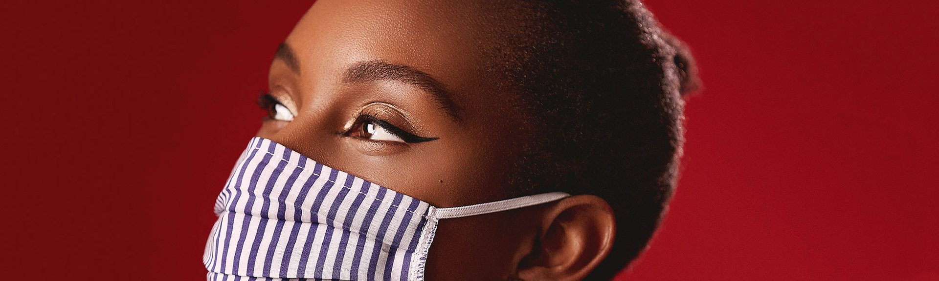 Para conseguir unos peinados con mascarilla a la altura de las circunstancias, ayúdate de los productos de fijación de L’Oréal Paris. ¿Qué tal si empiezas con un top knot como el de la foto? 