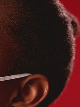 Para conseguir unos peinados con mascarilla a la altura de las circunstancias, ayúdate de los productos de fijación de L’Oréal Paris. ¿Qué tal si empiezas con un top knot como el de la foto?