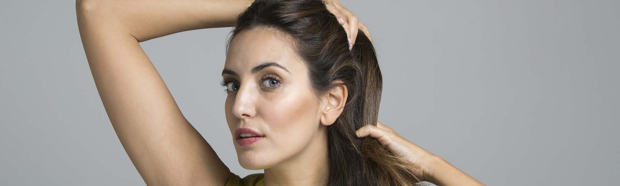A tus peinados para estar en casa solo les falta la fijación de los productos de L’Oréal Paris para coronarse.
