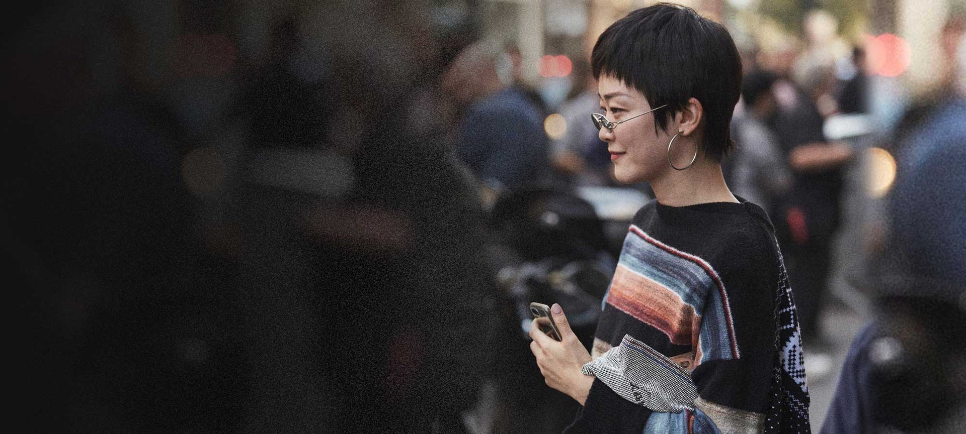 La modelo lleva un corte de pelo garçon con efecto messy muy favorecedor.