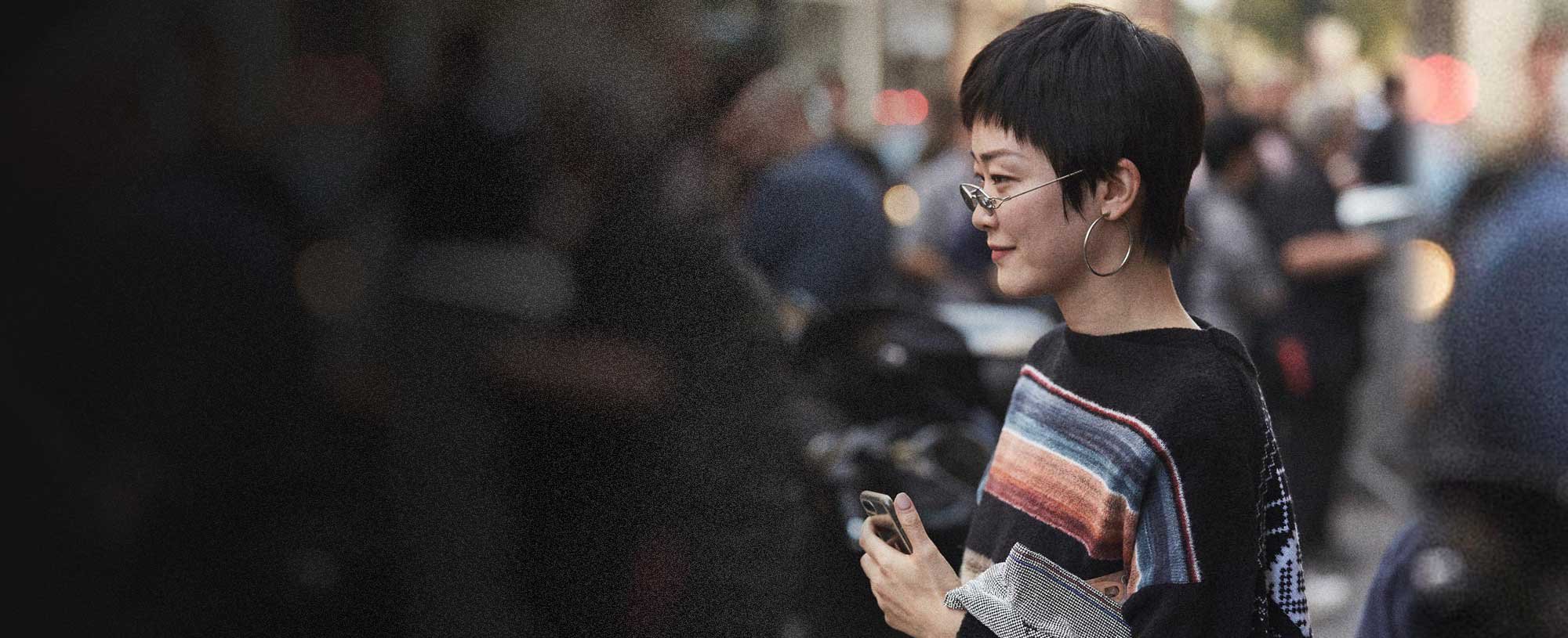 La modelo lleva un corte de pelo garçon con efecto messy muy favorecedor.