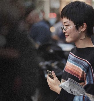 La modelo lleva un corte de pelo garçon con efecto messy muy favorecedor.