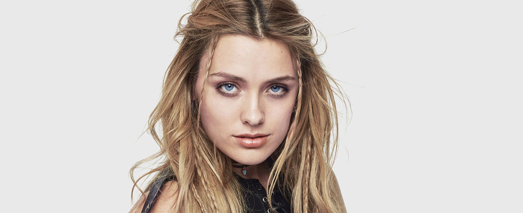 ¿Quieres saber cómo darle un plus de estilazo y brillo a tus trenzas laterales? Echa mano de los productos de styling de L’Oréal Paris.