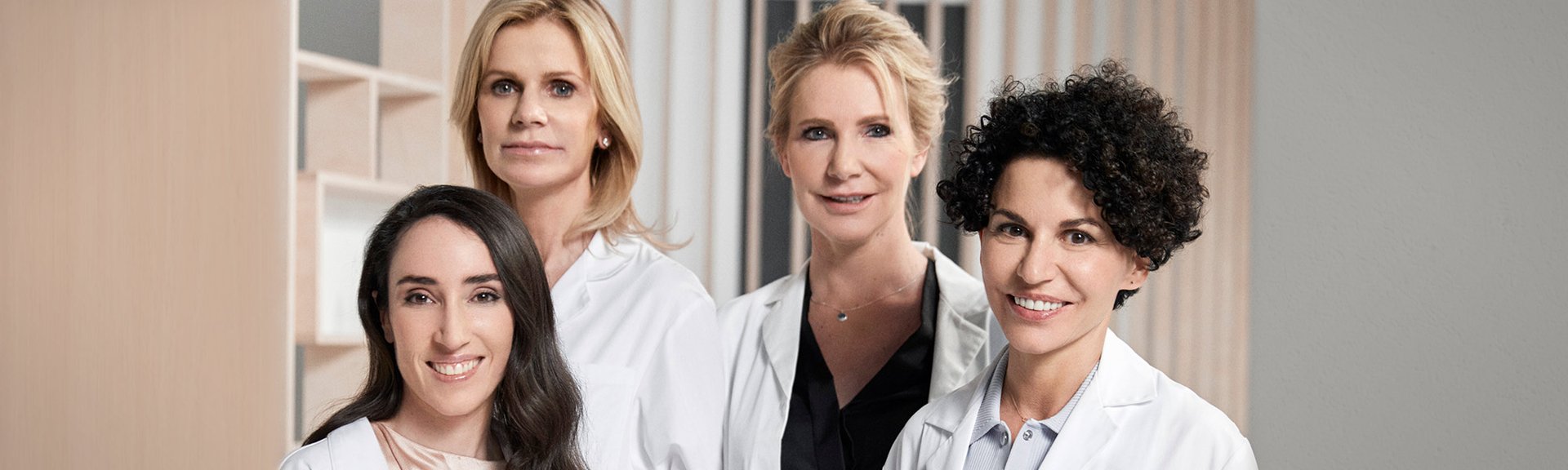 Garantizar la calidad, eficacia y seguridad de todos y cada uno de nuestros cosméticos es el compromiso más importante que tienen todos los equipos de L'Oréal Paris con tu piel.