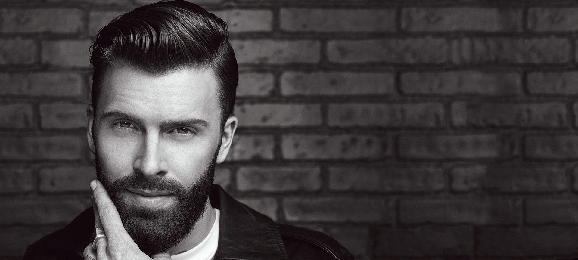 Loreal Paris champu para cuidado del cabello frágil o con tendencia a caerse Elvive Full Resist. Foto modelo de hombre