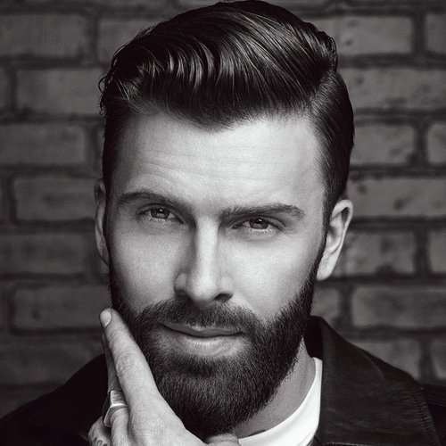 Loreal Paris champu para cuidado del cabello frágil o con tendencia a caerse Elvive Full Resist. Foto modelo de hombre